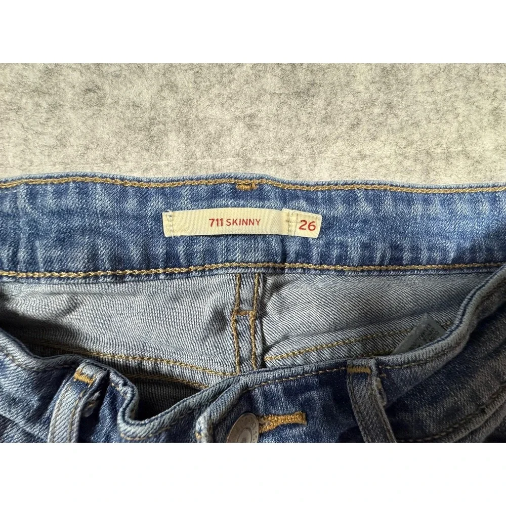 Levis levi 711